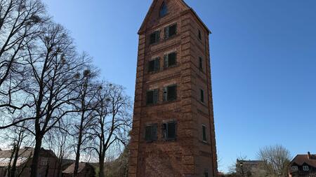 Feuerwehrturm und Hochsicherheitsgebäude in MV in Auktion