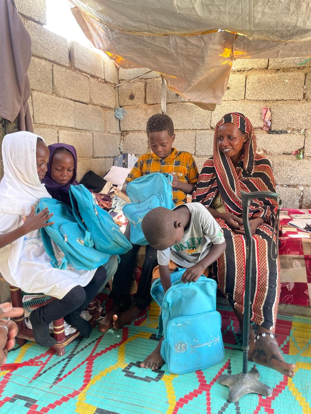 Eine Familie im Vertriebenencamp in Port Sudan