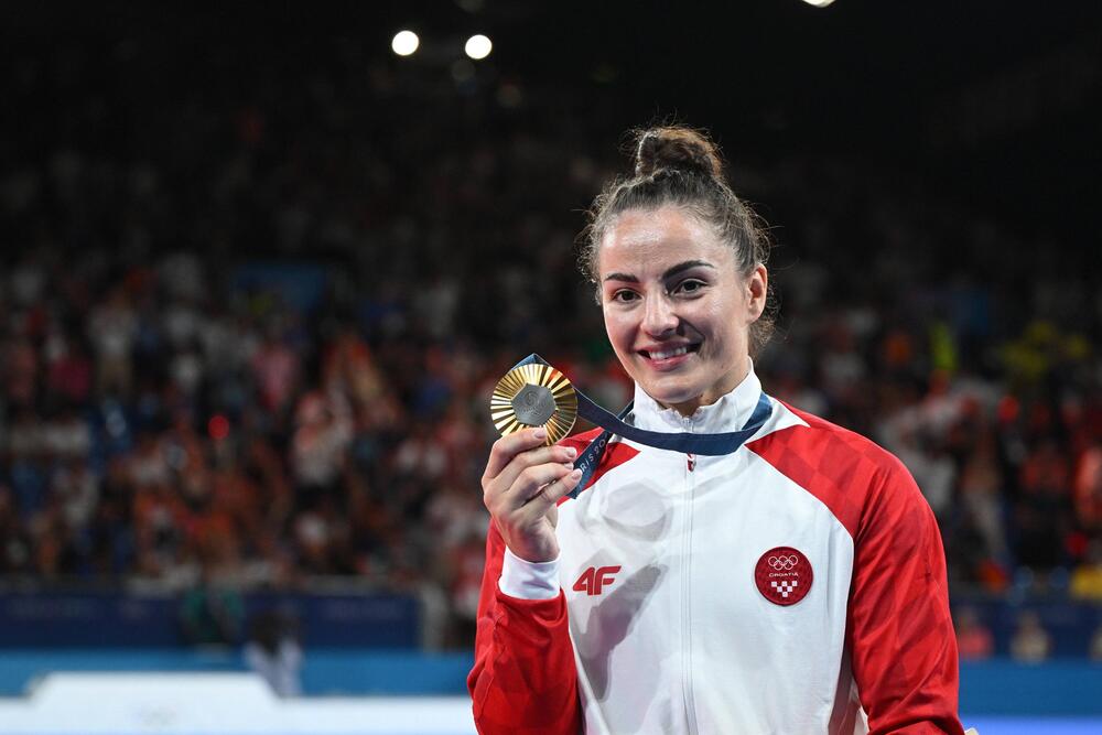 Judoka Barbara Matic posiert mit ihrer Goldmedaille