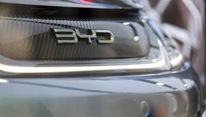 BYD-Logo auf der Front eines E-Fahrzeugs