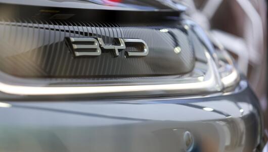 BYD-Logo auf der Front eines E-Fahrzeugs