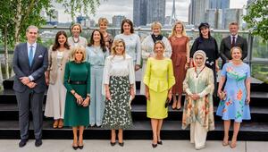 Königin Máxima (Mitte vorne) mit Rotterdams Bürgermeisterin Carola Schouten (vorne, 3.v.r.) und ...