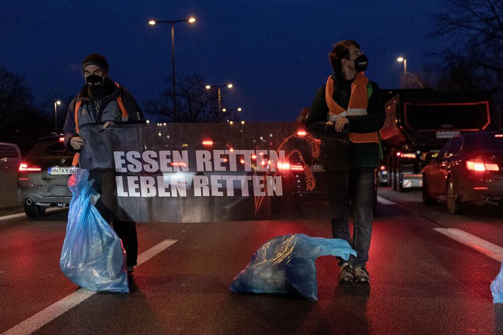 Klimaaktivisten setzen Autobahnblockaden fort