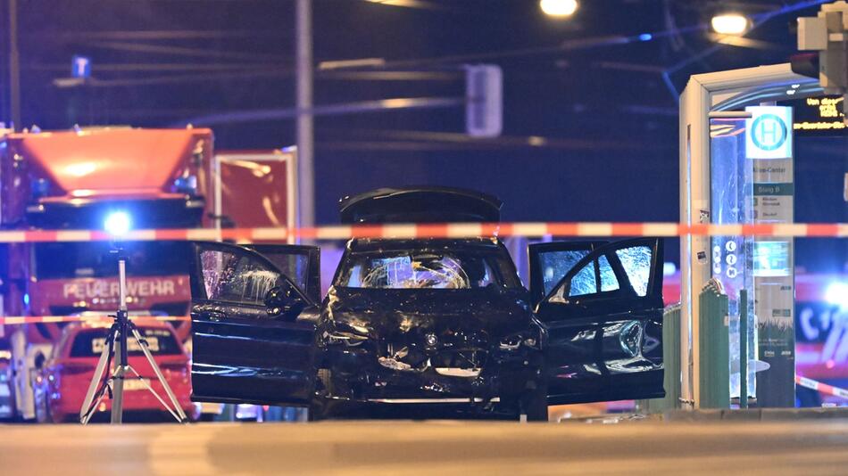 Auto fährt in Menschenmenge auf Magdeburger Weihnachtsmarkt