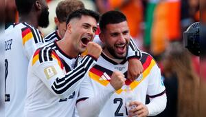 Avancierte mit seinen zwei Treffern zum Matchwinner: Deniz Undav (r.) an der Seite von Nadiem Amiri.