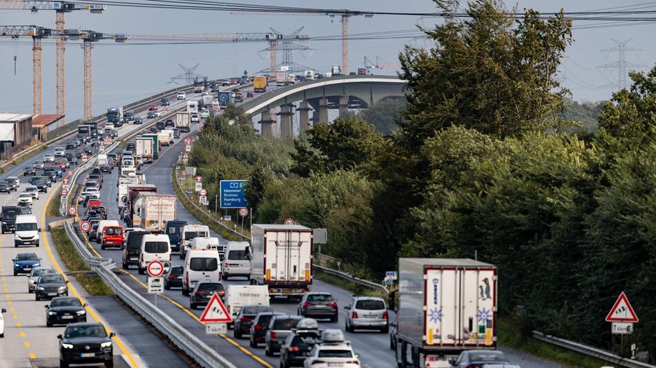 Stau an der Rader Hochbrücke