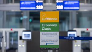Leere Check-in-Schalter bei der Lufthansa