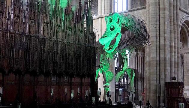 Gigant im Gotteshaus: Weltgrößter Dino zieht in englische Kathedrale ein