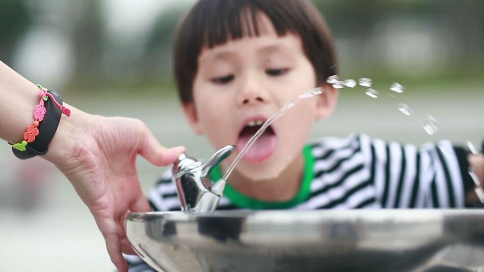 Trinkwasser, Trinkbrunnen, Kind