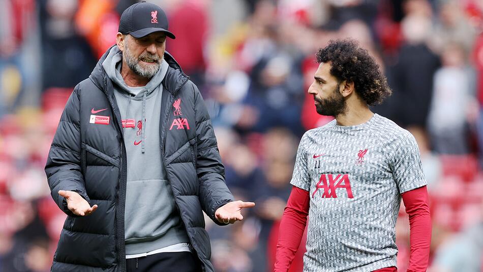 Liverpools Trainer Jürgen Klopp unterhält sich mit Mohamed Salah am 6. Mai 2023