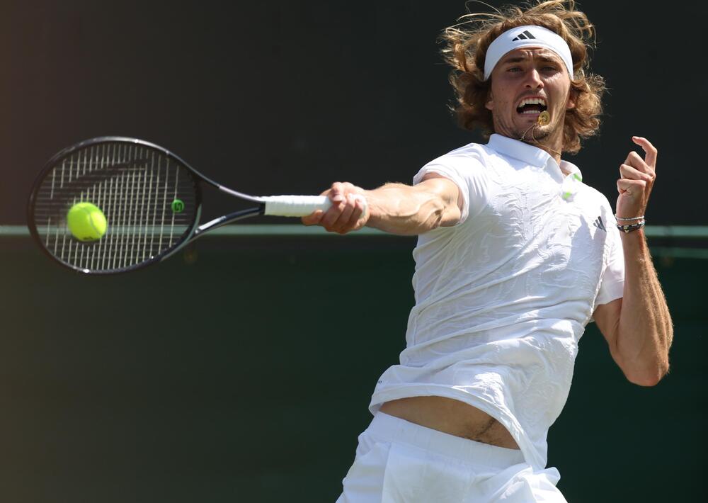 Alexander Zverev schlägt eine Vorhand in Wimbledon