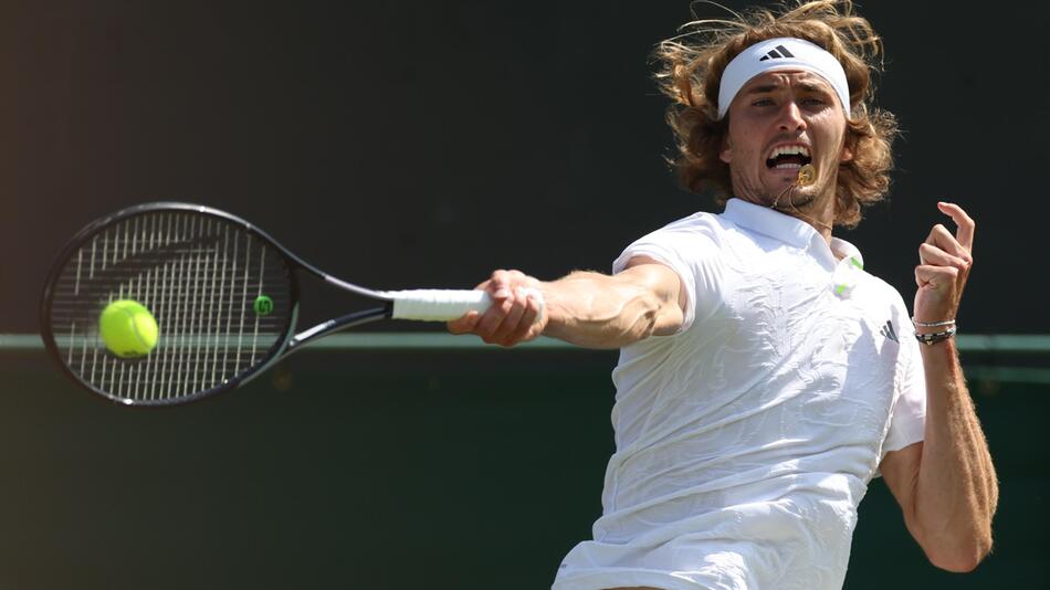 Alexander Zverev schlägt eine Vorhand in Wimbledon