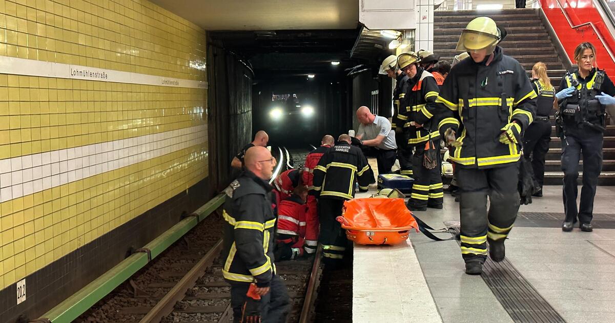 Mann St Rzt Auf U Bahn Gleise Mitarbeiter Stoppen Zug Web De