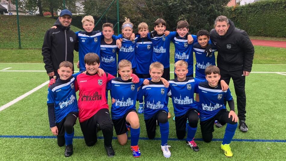 Die U13 der FT Gern mit ihren Trainern Philipp Lahm und Martin Webeck vor dem Spiel beim SV Pullach