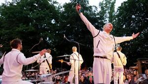 Kraftklub mit Frontmann Felix Kummer (2. v. re.) am Mittwochabend in Chemnitz.