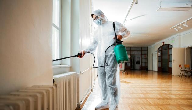Schädlingsbekämpfer bei der Arbeit