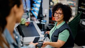 lächelnde Kassiererin