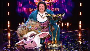 Meltem Kaptan durfte den "The Masked Singer"-Pokal mit nach Hause nehmen.