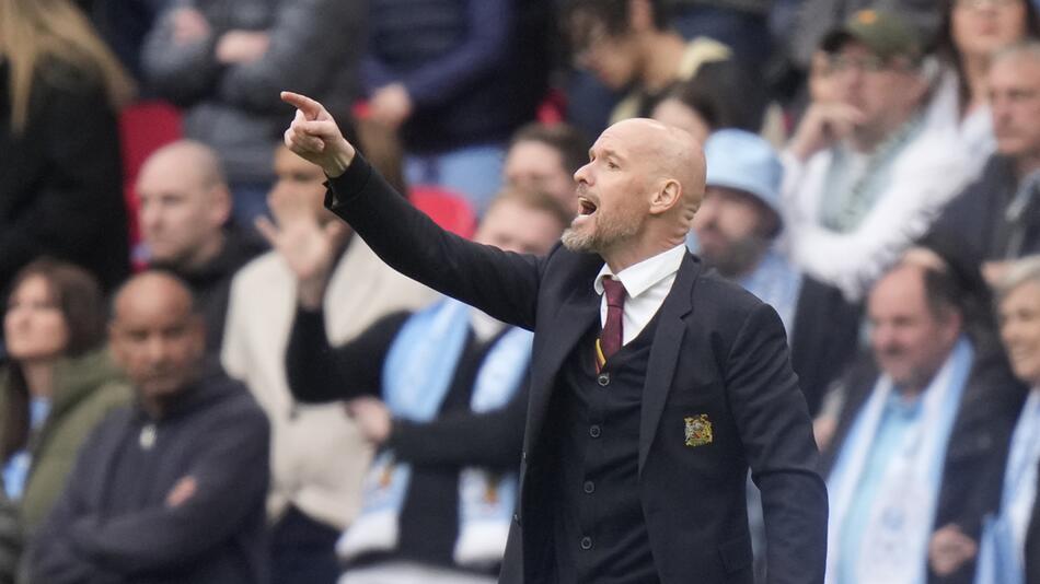 Manchester Uniteds Trainer Erik ten Hag während des Pokalspiels zwischen Coventry und den Red Devils