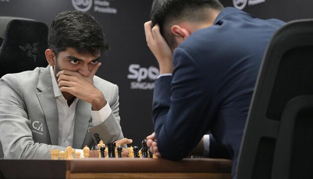 Der Inder Dommaraju Gukesh (l.) könnte der jüngste Schach-Weltmeister der Geschichte werden.