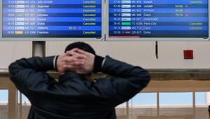 Reisender prüft die Abflugzeiten am Flughafen Beirut Rafik Hariri