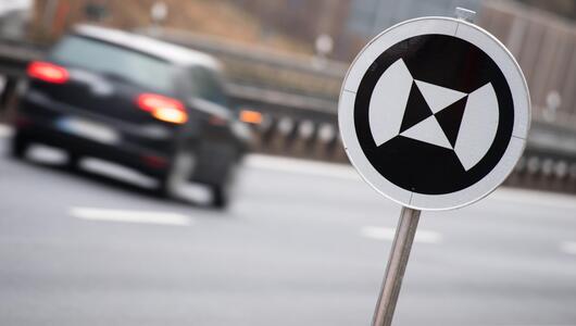 Ein Landmarkenschild auf einer Autobahn. 