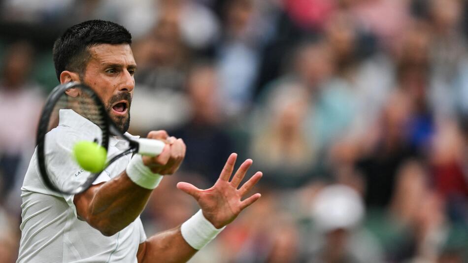 Novak Djokovic schlägt eine Vorhand gegen den Tschechen Vit Kopriva