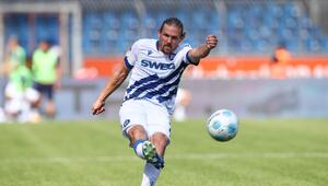 Karlsruhes Sebastian Jung im Auswärtsspiel bei Eintracht Braunschweig