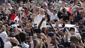 Papst Leo XIV. bei seiner ersten Fahrt im Papamobil.