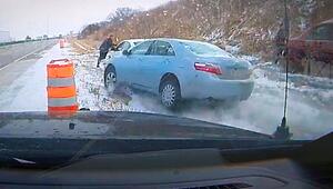 Lebensgefährliche Schlitterpartie: Auto rutscht auf Polizisten zu