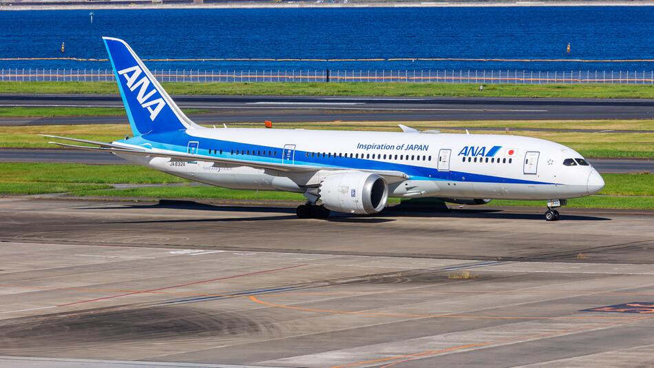 Maschine von All Nippon Airways (ANA) am Tokioter Flughafen Haneda