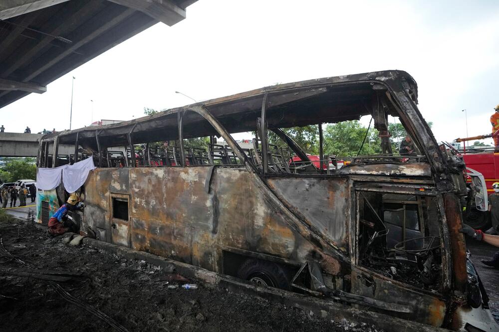 Thailand - Schulbus gerät in Brand