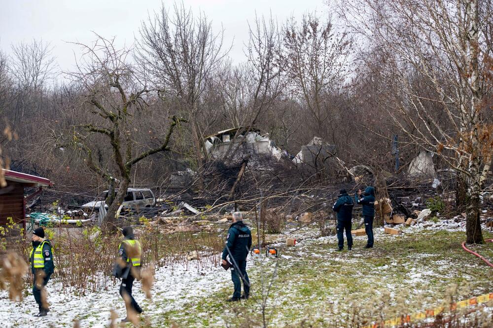 Teile des Flugzeugs wurden weit verstreut.