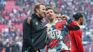 Thomas Müller mit dem offiziell immer noch titellosen Harry Kane.