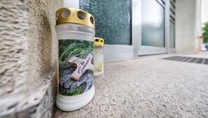 Grablichter mit der Aufschrift "In Gedenken" stehen an einem Hauseingang in der Nürnberger Südstadt