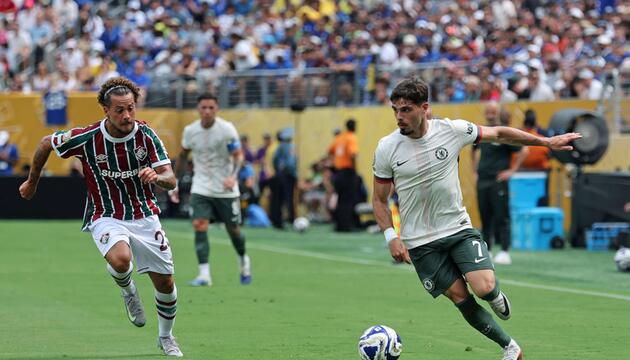 Pedro Neto vom FC Chelsea (r.) führt den Ball.