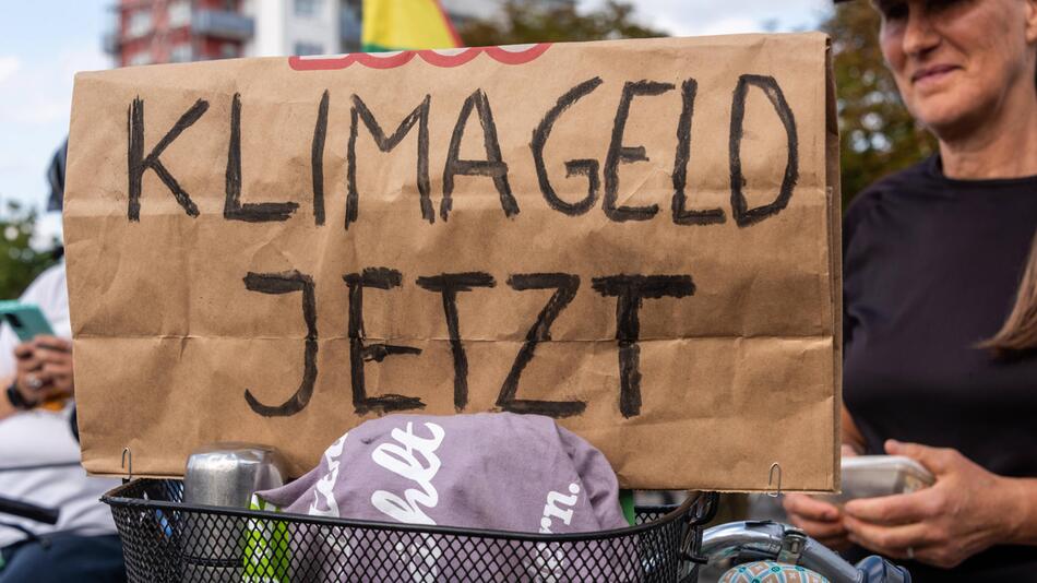 Demoschild: "Klimageld jetzt"