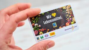 Hand von einem Kunden hält eine Deutschland Card