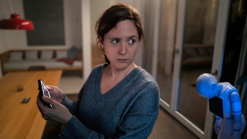 "Unsichtbarer Angreifer": Emma (Emily Cox) ist allein zu Hause, als die Technik im Smart Home ...