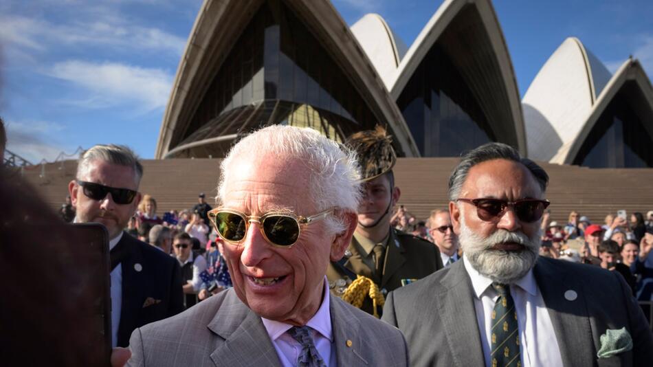 Herzlicher Empfang: König Charles III. schüttelte vor dem berühmten Operhaus in Sydney am 22 ...