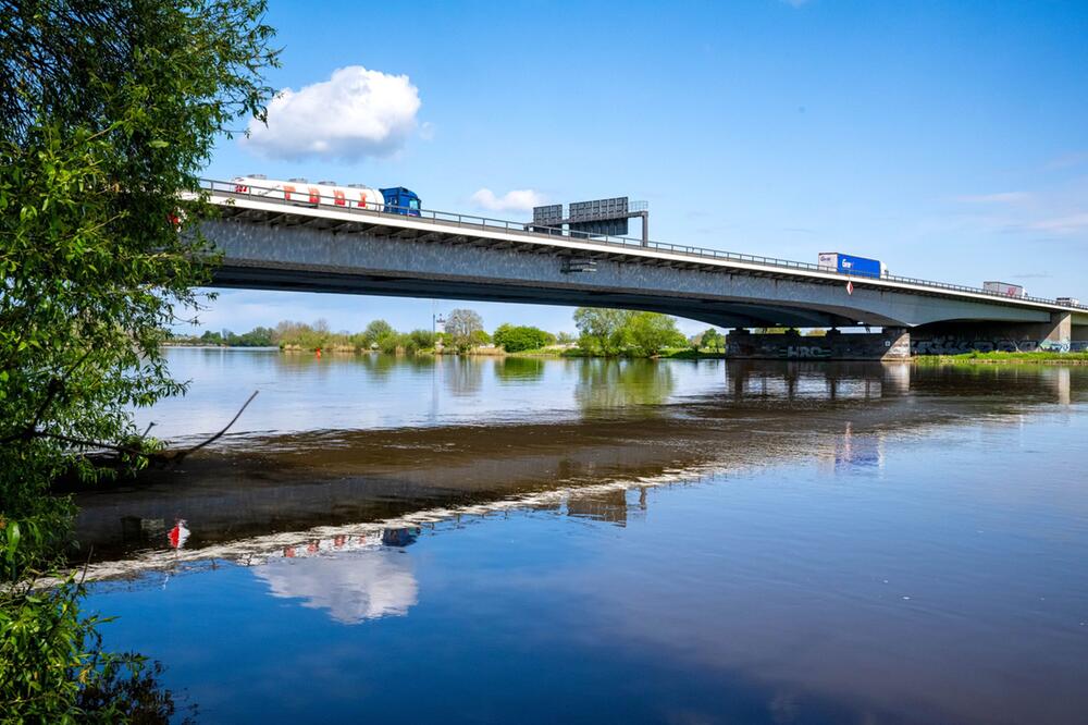 Weserbrücke der A1 zwischen den Hemelingen und Arsten