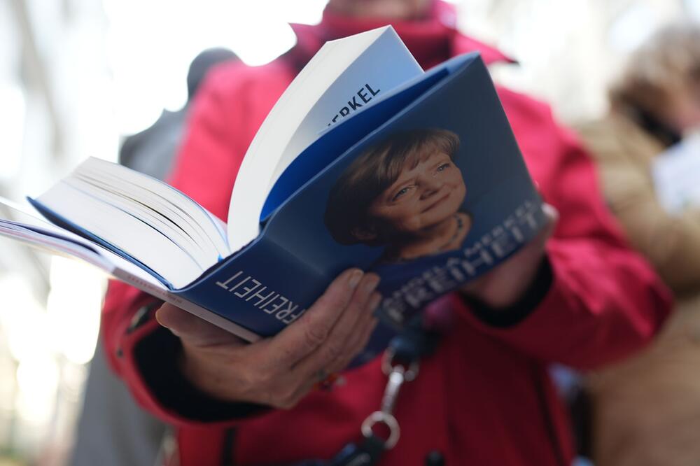 Altkanzlerin Merkel bei Signierstunde