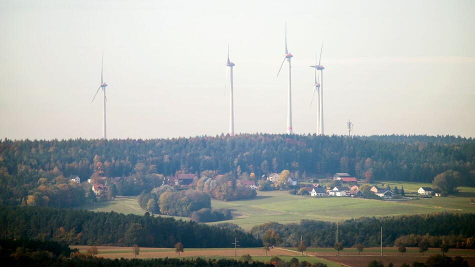 Windkraftanlagen in Bayerns Wäldern