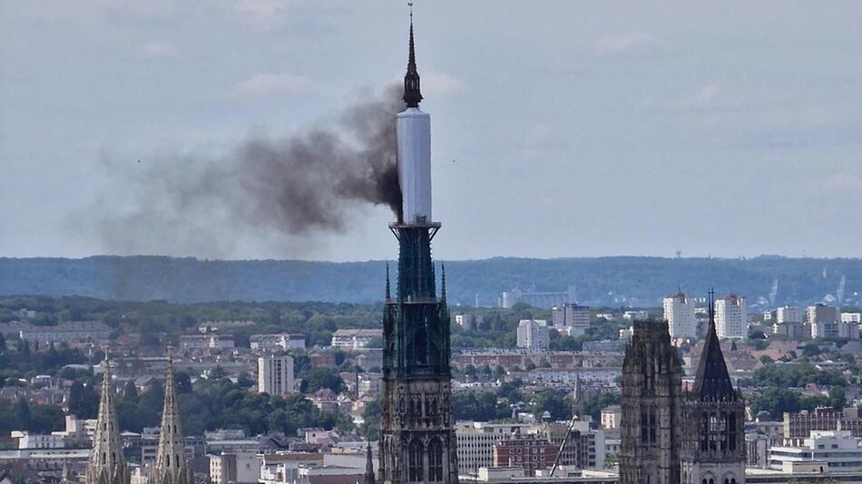 Feuer im Turm der Kathedrale von Rouen