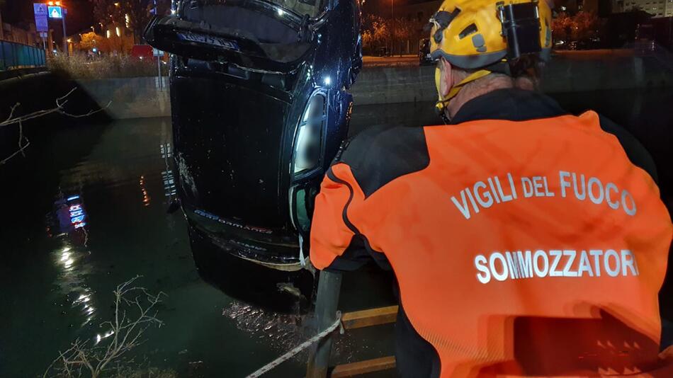 Auto stürzt nahe Venedig in Kanal: Drei Tote