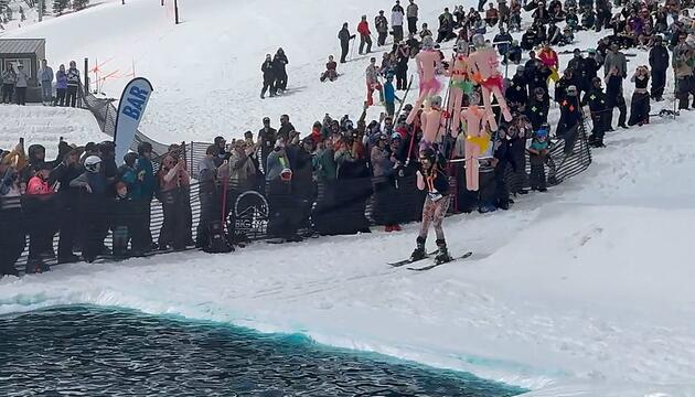 Skurriler Auftritt in Montana: Skifahrer will Gummipuppen übers Wasser fahren