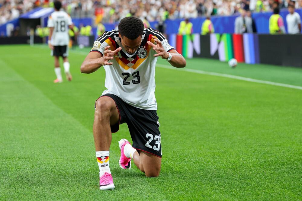 Nmecha laid an imaginary crown on the pitch. © IMAGO/kolbert-press/Christian Kolbert