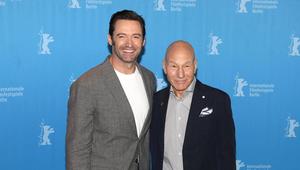 Patrick Stewart ist im Alter von 86 Jahren verstorben. Viele Kollegen, darunter Hugh Jackman (l ...