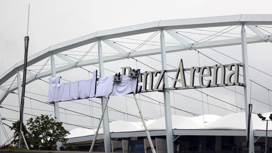 Mercedes-Benz Arena von außen.