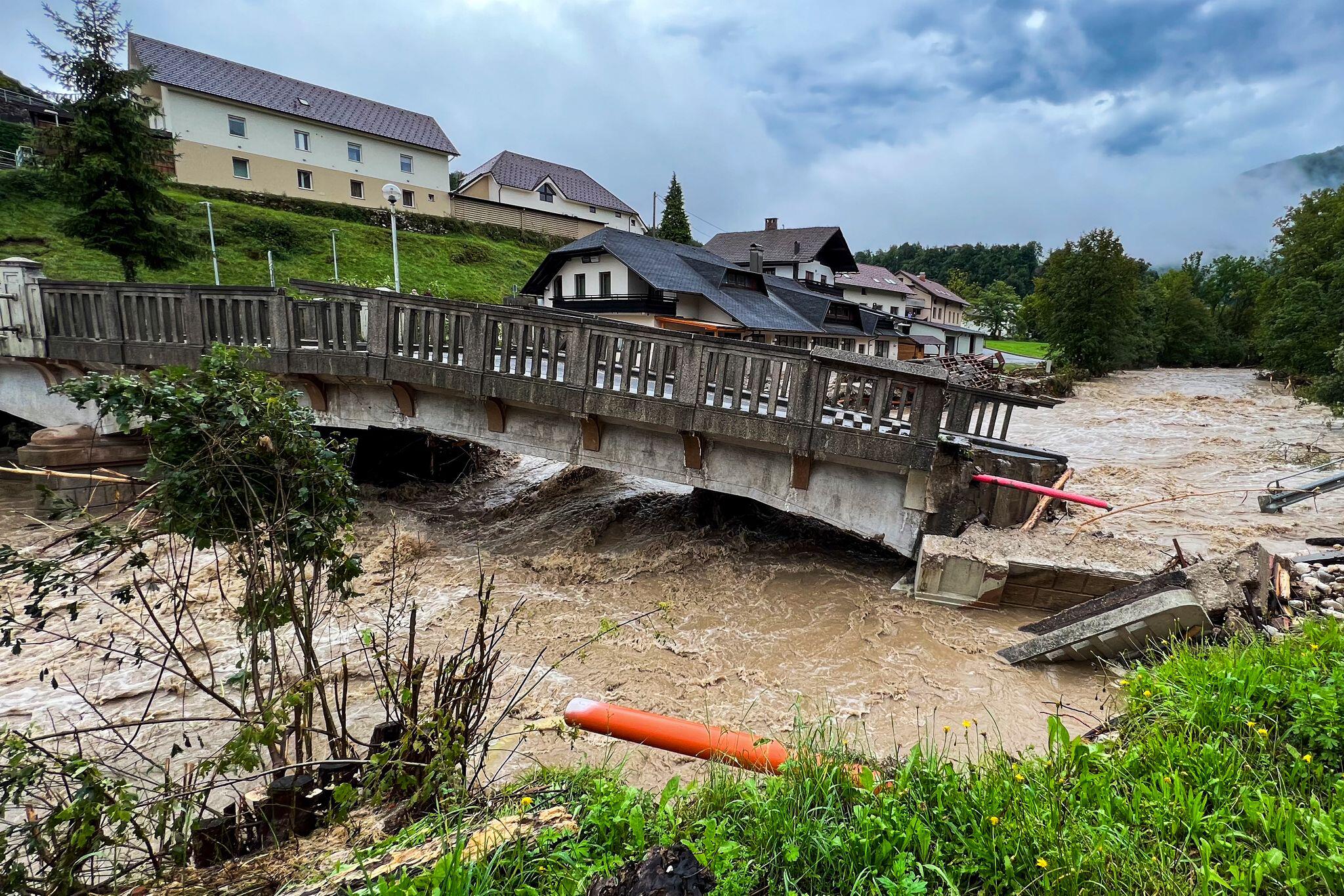 Damm in Slowenien gebrochen Mehrere D 246 rfer werden evakuiert WEB DE